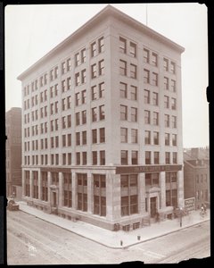 Widok zewnętrzny budynku Parke, Davis und Co., Hudson und Vestry Streets, Nowy Jork, 1910 (srebrny odbitka żelatynowa) autorstwa Byron Company