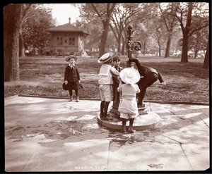 Pięcioro dzieci bawiących się i pijących przy fontannie na Madison Square, Nowy Jork, 1901 (odbitka żelatynowa)