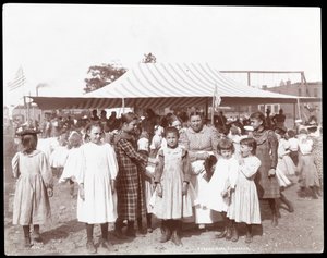 Grupa dziewcząt i kobiety w Hudson Bank Gymnasium and Playground, 53rd Street and 11th Avenue, Nowy Jork, 1898 (srebrny odbitka żelatynowa)
