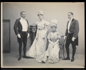 Portret grupowy Sydneya Dillona Ripleya z trzema innymi osobami na balu u Jamesa Hazena Hyde