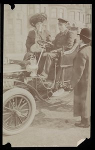 Hattie Williams siedząca z kierowcą w jednym z pierwszych samochodów w Nowym Jorku, Nowy Jork, 1890-1910 (srebrny odbitka żelatynowa) autorstwa Byron Company