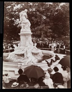 Pomnik Heinricha Heinego (Fontanna Lorelei) i tłum obecny na odsłonięciu, Grand Concourse i 164th Street, Bronx, Nowy Jork, 1899 (srebrny odbitka żelatynowa) autorstwa Byron Company
