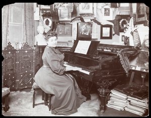 Madame Schumann Heink siedząca przy fortepianie, 1906 (srebrny odbitka żelatynowa)