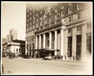 Główne wejście do hotelu Pennsylvania, 7th Avenue i 32nd Street, Nowy Jork, 1919 (srebrny odbitka żelatynowa) autorstwa Byron Company