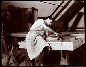 Mężczyzna pracujący w fabryce fortepianów Hardman, Peck und Co., Nowy Jork, 1907 (odbitka żelatynowa)