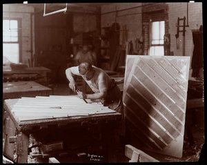 Mężczyzna pracujący w fabryce fortepianów Hardman, Peck und Co., Nowy Jork, 1907 (srebrny odbitka żelatynowa) autorstwa Byron Company