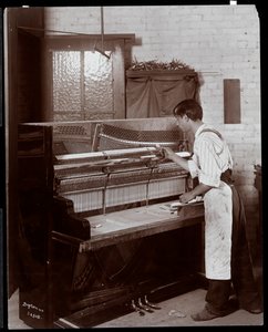 Mężczyzna pracujący w fabryce fortepianów Hardman, Peck und Co., Nowy Jork, 1907 (srebrny odbitka żelatynowa)