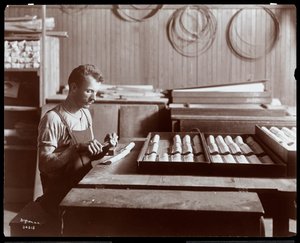 Mężczyzna pracujący w fabryce fortepianów Hardman, Peck und Co., Nowy Jork, 1907 (srebrny odbitka żelatynowa)