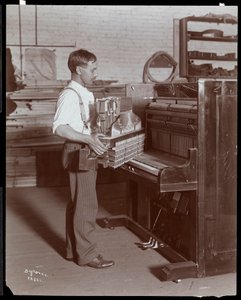 Mężczyzna pracujący w fabryce fortepianów Hardman, Peck und Co., Nowy Jork, 1907 (odbitka żelatynowa)