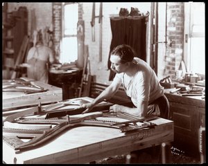 Mężczyzna pracujący w fabryce fortepianów Hardman, Peck und Co., Nowy Jork, 1907 (srebrny odbitka żelatynowa)
