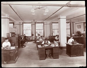 Mężczyźni i kobiety w otwartym biurze w firmie Parke, Davis und Co., chemicy, ulice Hudson i Vestry, Nowy Jork, 1910 (odbitka żelatynowa)