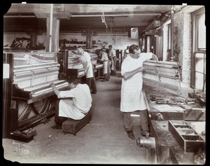Mężczyźni pracujący w fabryce fortepianów Hardman, Peck und Co., Nowy Jork, 1907 (srebrny odbitka żelatynowa)