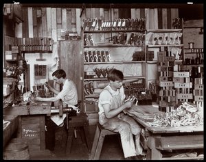 Mężczyźni pracujący w fabryce fortepianów Hardman, Peck und Co., Nowy Jork, 1907 (odbitka żelatynowa)