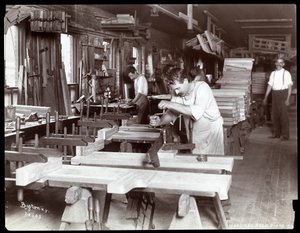 Mężczyźni pracujący w fabryce fortepianów Hardman, Peck und Co., Nowy Jork, 1907 (srebrny odbitka żelatynowa) autorstwa Byron Company