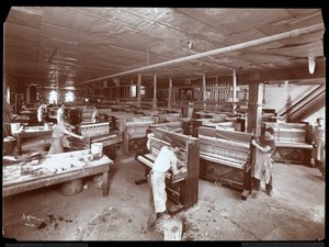 Mężczyźni pracujący w fabryce Harrington Piano Co., 1907 (srebrny odbitka żelatynowa)