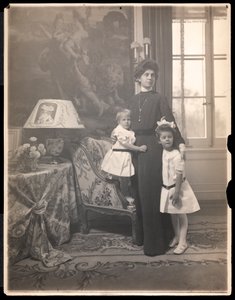 Pani Clarence Mackay z dziećmi w Harbour Hill, Long Island, ok. 1905 (odbitka platynowa)
