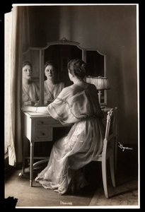 Portret Jobyny Howland siedzącej przy toaletce, 1908-9 (srebrny odbitka żelatynowa)