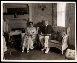 Portret pana i pani Howard siedzących pozowanych w salonie w ich domu przy 200 5th Avenue, Nowy Jork, 1916-6 (srebrny odbitka żelatynowa)
