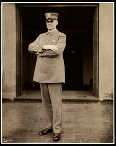 Portret najwyższego policjanta w Hotelu Commodore, 1922 (srebrny odbitka żelatynowa)