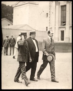 Prezydent William Howard Taft z profesorem Arthurem Twiningiem Hadleyem z Yale University i innym mężczyzną, 1900-20 (srebrny odbitka żelatynowa)