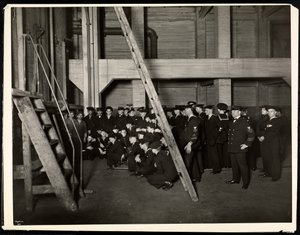 Marynarze z USA „Maryland” oględziny pieca podczas zwiedzania Hotelu Commodore, 1922 (srebrny odbitka żelatynowa)