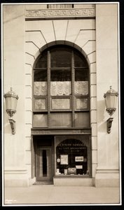 Witryna firmy En Route Service, Inc., w hotelu Savoy Plaza, 59th Street and 5th Avenue, Nowy Jork, 1928 (srebrny odbitka żelatynowa) autorstwa Byron Company