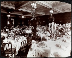 Nakrycie stołów na bankiet Electric Club w Hotelu Delmonico, 1902 (srebrny odbitka żelatynowa)