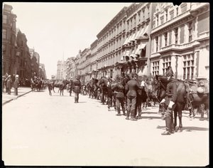 Sztab gubernatora w oczekiwaniu na przybycie Li Hung Chang w hotelu Waldorf Astoria, 34th Street, Nowy Jork, 1896 (srebrny odbitka żelatynowa) autorstwa Byron Company