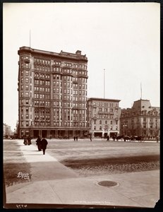 Hotel Savoy przy 59. ulicy i 5. alei, widok od strony wejścia do Central Parku, Nowy Jork, 1898 (odbitka żelatynowa) autorstwa Byron Company