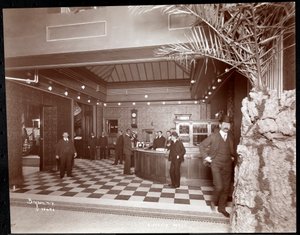 Lobby i recepcja w Hotelu Victoria, 1900 lub 1901 (srebrny odbitka żelatynowa)