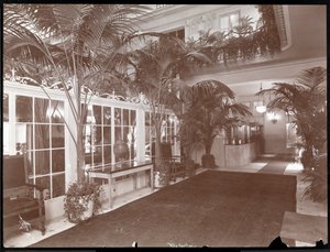 Hol i punkt rejestracyjny w hotelu Ritz-Carlton, ok. 1910-11 (srebrny odbitka żelatynowa) autorstwa Byron Company
