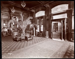 Hol w Hotelu Victoria, 1901 lub 1902 (srebrny odbitka żelatynowa) autorstwa Byron Company