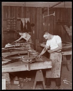 Dwaj mężczyźni pracujący w fabryce Harrington Piano Co., 1907 (odbitka żelatynowa)