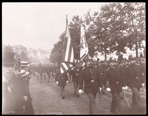 Widok starożytnej artylerii bostońskiej maszerującej w paradzie w Londynie, Anglia, 1897 (srebrny odbitka żelatynowa)