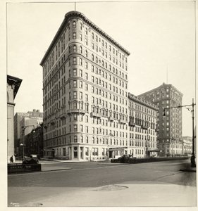 Widok hotelu Embassy na Broadwayu i 70th Street, Nowy Jork, 1921 (srebrny odbitka żelatynowa) autorstwa Byron Company