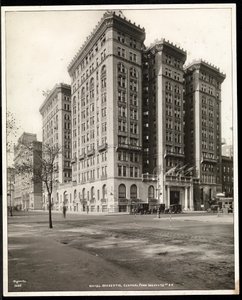 Widok na Hotel Majestic przy 72nd Street z drugiej strony Central Park West, Nowy Jork, 1920 (srebrny odbitka żelatynowa) autorstwa Byron Company
