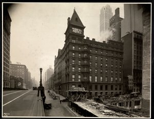 Widok na Murray Hill Hotel, Park Avenue i 40th Street, Nowy Jork, z wiaduktu Park Avenue, 1931 (srebrny odbitka żelatynowa) autorstwa Byron Company