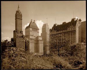 Widok hotelu Savoy Plaza, 59th Street i Fifth Avenue, Nowy Jork, ok. 1937 (srebrny odbitka żelatynowa) autorstwa Byron Company
