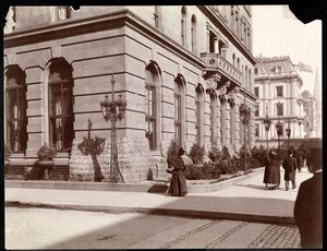 Widok na Waldorf Astoria Hotel i rezydencję J. J. Astora przy Piątej Alei przy 33 i 34 ulicy, Nowy Jork, 1895 (srebrny odbitka żelatynowa)
