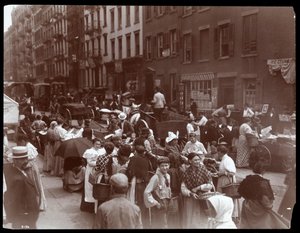 Widok tłumu i handlarzy na Hester Street, Nowy Jork, 1899 (srebrny odbitka żelatynowa) autorstwa Byron Company