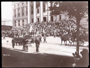 Widok tłumu na schodach Brooklyn Borough Hall podczas Brooklyn Police Parade, 1897 (srebrny odbitka żelatynowa) autorstwa Byron Company