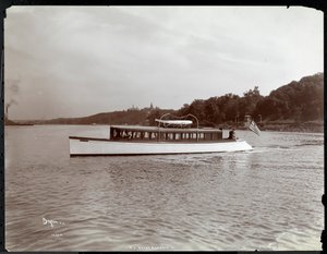 Widok jachtu Delicia należącego do New York Yacht, Launch und Engine Co. na rzece Hudson w pobliżu Morris Heights, Nowy Jork, 1903 r. (odbitka żelatynowa) autorstwa Byron Company