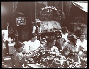 Widok kobiet kupujących warzywa od handlarza na Hester Street, Nowy Jork, 1898 (odbitka żelatynowa)