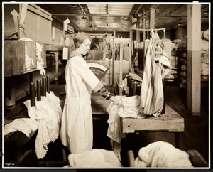 Kobiety znakujące torby z praniem w Carolyn Laundry przy 111 East 128th Street, East Harlem, Nowy Jork, 1928 (srebrny odcisk żelatynowy)