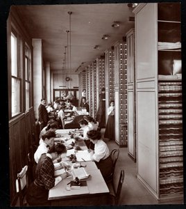 Kobiety pracujące w aktówce, pod męskim nadzorem, w Metropolitan Life Insurance Co. przy 23rd Street i Madison Avenue, Nowy Jork, 1907 (srebrny odbitka żelatynowa) autorstwa Byron Company