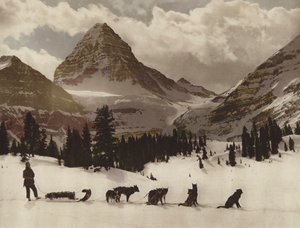 Mount Assiniboine (kolorowe zdjęcie) autorstwa Byron Hill Harmon