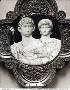 Kamea przedstawiająca cesarza Honoriusza (395-423) i jego żonę Marię (kość słoniowa i metal) (patrz także 189591) autorstwa Byzantine