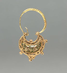Kolczyk w kształcie półksiężyca autorstwa Byzantine