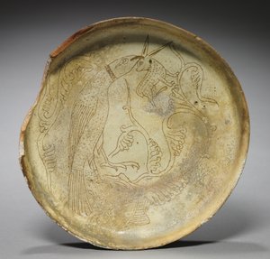 Głęboka płyta z jastrzębiem, królikiem i listowiem, 1100s autorstwa Byzantine