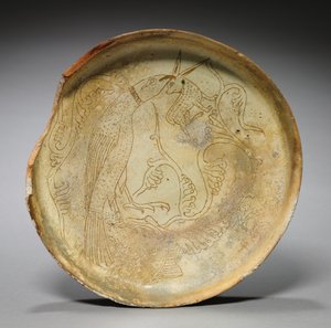 Głęboka płyta z jastrzębiem, królikiem i listowiem, 1100s autorstwa Byzantine